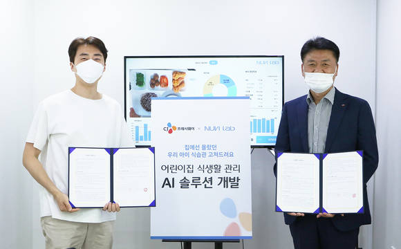 ▲누비랩 본사에서 진행된 업무협약식에서 강연중 CJ프레시웨이 전략사업본부장(오른쪽)과 김대한 누비랩 대표가 기념 촬영을 하고 있다. / 사진=CJ프레시웨이