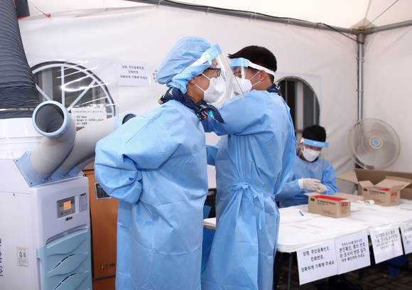 ▲경기도 파주시 운정 임시 선별진료소 의료진들이 지원 물품 앞에서 잠시 더위를 식히고 있는 모습 / 사진=LG디스플레이