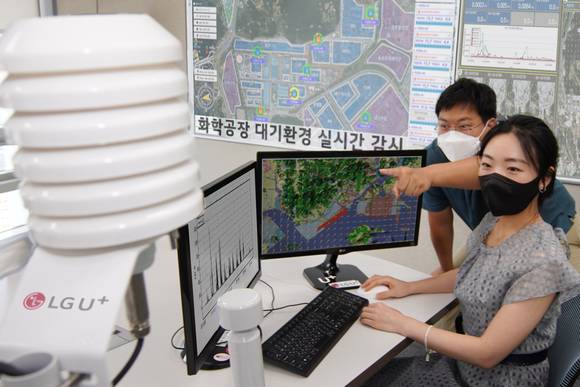 ▲LG유플러스 직원들이 대기환경진단솔루션을 통해 화학공장 내 대기흐름을 확인하고 있다. / 사진=LG유플러스