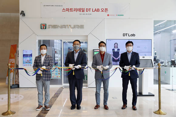 ▲(왼쪽부터) 고두영 롯데정보통신 DT사업본부장, 최경호 세븐일레븐 대표, 노준형 롯데정보통신 대표, 이우식 세븐일레븐 영업개발본부장이 3일 진행된 무인자동화 편의점 개점식에서 테이프컷팅을 하고 있다. / 사진=롯데정보통신