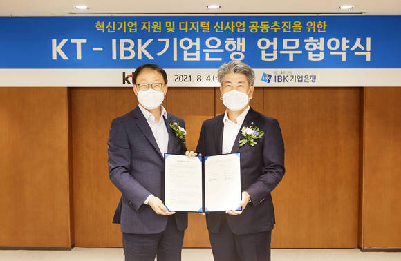 ▲윤종원 IBK기업은행장(오른쪽)과 구현모 KT대표가 서울 을지로 기업은행 본점에서 '혁신기업 지원 및 디지털 신사업 공동추진을 위한 업무협약'을 체결한 뒤 기념촬영을 하고 있다. / 사진=IBK기업은행
