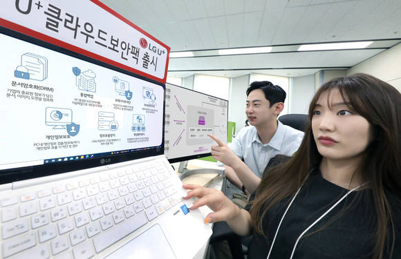▲LG유플러스가 B2B 고객이 합리적인 가격에 PC보안 솔루션 7종을 클라우드에서 이용할 수 있는 ‘U+클라우드보안팩’을 출시했다. 사진은 LG유플러스 직원이 U+클라우드보안팩의 서비스에 대한 소개글을 살펴보고 있는 모습 / 사진=LG유플러스