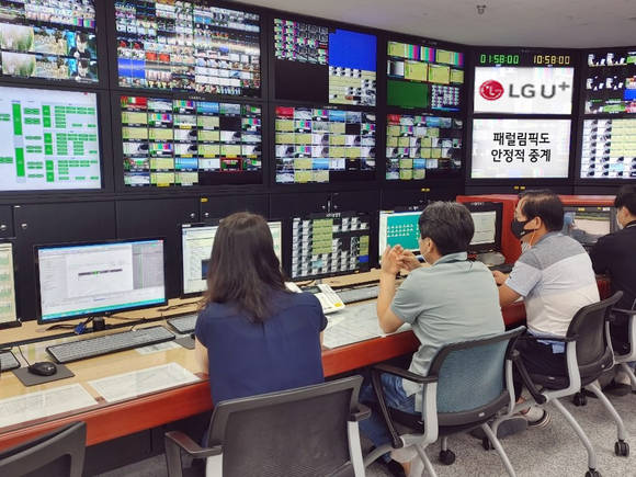 ▲LG유플러스가 일본에서 열린 올림픽 기간 ‘국제방송중계망’을 단독으로 제공하고, 오는 24일 개막하는 패럴림픽에도 국내 지상파방송사의 중계방송을 지원한다. 사진은 안양방송센터에서 올림픽 기간 LG유플러스의 직원들이 방송중계서비스를 지원하고 있는 모습 / 사진=LG유플러스