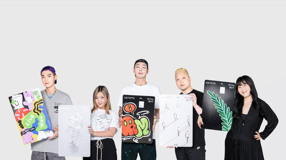 ▲KB페이 챌린지 카드 플레이트와 디자인 아티스트. 왼쪽부터 'The best Time is Now'(차인철), 'Out of Space'(메이킴), 'I AM'(샘바이펜), Mono Island'(성립), 'The Peaceful Angle'(나난) / 사진=KB국민카드