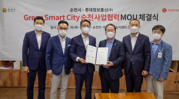 ▲노준형 롯데정보통신 대표(왼쪽 세 번째), 허석 순천시장(네 번째) 등 관계자들이 그린 스마트 시티 사업협력 양해각서를 체결한 뒤 기념촬영을 하고 있다. / 사진=롯데정보통신