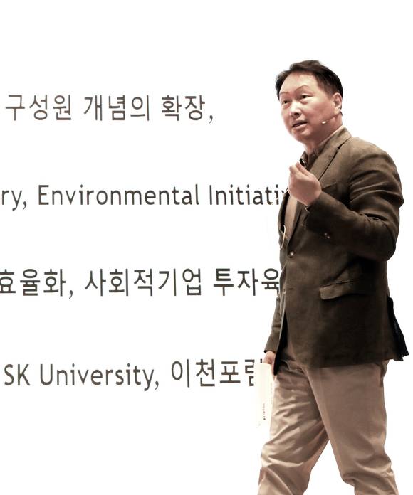 ▲SK그룹이 23일부터 나흘간 온라인으로 지식경영 플랫폼 ‘이천포럼 2021’을 개최한다. 사진은 최태원 SK그룹 회장이 지난 6월 열린 ‘2021 확대경영회의’에서 마무리 발언을 하는 모습 / 사진=SK그룹