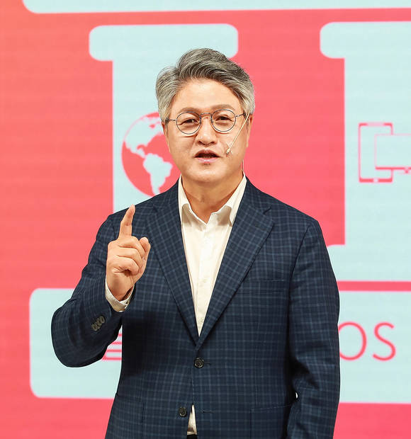 ▲이재환 원스토어 대표가 23일 앱마켓을 넘어 ‘글로벌 멀티OS 콘텐츠 플랫폼’으로의 성장 비전을 선포하고 있다. / 사진=원스토어
