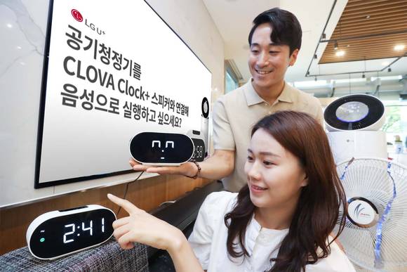 ▲LG유플러스가 네이버와 함께 오는 25일 AI리모컨 기능을 대폭 강화한 ‘클로바 클락+2’를 출시한다. 사진은 LG유플러스 모델이 클로바 클락+2를 선보이고 있는 모습 / 사진=LG유플러스