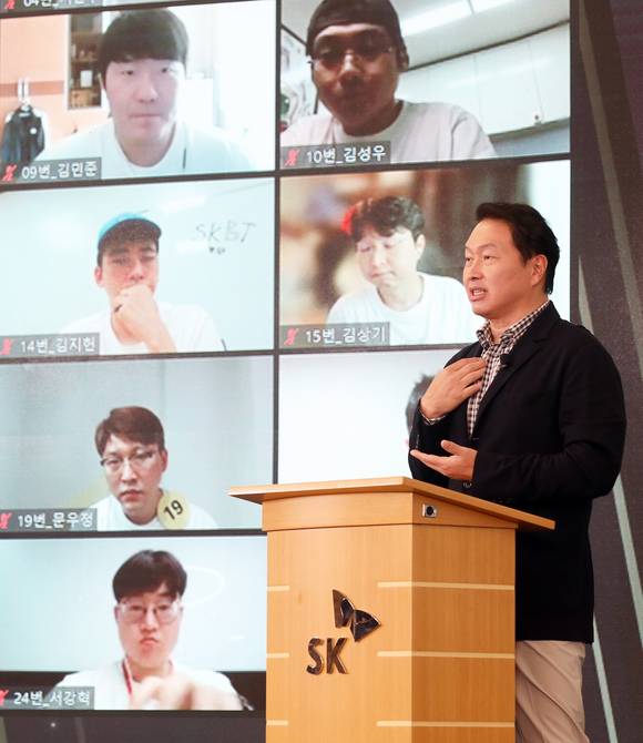 ▲최태원 SK그룹 회장이 지난 26일 경기도 이천 SKMS연구소에서 열린 ‘이천포럼 2021’ 폐막 세션에서 마무리 발언을 하고 있다. / 사진=SK