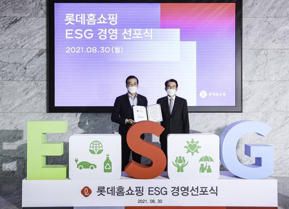 ▲이완신 롯데홈쇼핑 대표(왼쪽), 강철규 ESG위원회 위원장이 ESG경영 선포식 후 기념사진을 촬영하고 있다. / 사진=롯데홈쇼핑