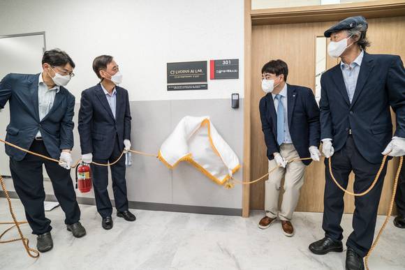 ▲(왼쪽 두 번째부터) 박화진 고용노동부 차관, 차인혁 CJ올리브네트웍스 대표, 송종인 지스트 총장 직무대행이 CJ올리브네트웍스 제2연구소 현판식을 진행하고 있다. / 사진=CJ올리브네트웍스