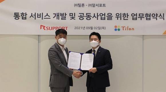 ▲서형수 알서포트 대표(왼쪽)와 최백준 틸론 대표가 통합 서비스 개발 및 공동사업을 위한 업무협약을 체결한 뒤 기념촬영을 하고 있다. / 사진=알서포트
