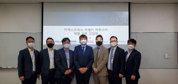 ▲김응수 티맥스오피스 대표(오른쪽 두 번째)와 제품 비즈니스 간담회에 참석한 파트너사 관계자들이 기념촬영을 하고 있다. / 사진=티맥스오피스
