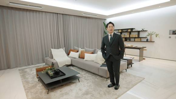 ▲롯데건설이 MZ세대와 소통을 위해 '김갑생할머니김' 이호창 본부장과 협업한 콘텐츠 등을 순차적으로 공개한다. / 사진=롯데건설
