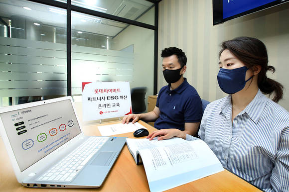 ▲롯데하이마트 임직원이 중소 파트너사에 제공할 ESG 온라인 교육자료를 살펴보고 있다. / 사진=롯데하이마트
