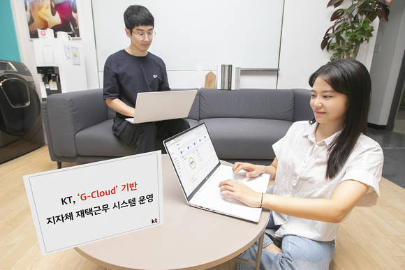 ▲KT 직원들이 G-클라우드 기반 재택근무 시스템을 소개하고 있다. / 사진=KT