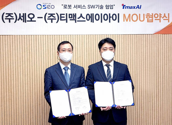 ▲김서균 티맥스 전무(왼쪽)과 김호군 세오 대표가 ‘로봇 서비스 SW기술 협업’ 업무협약을 체결한 뒤 기념촬영을 하고 있다. / 사진=티맥스에이아이