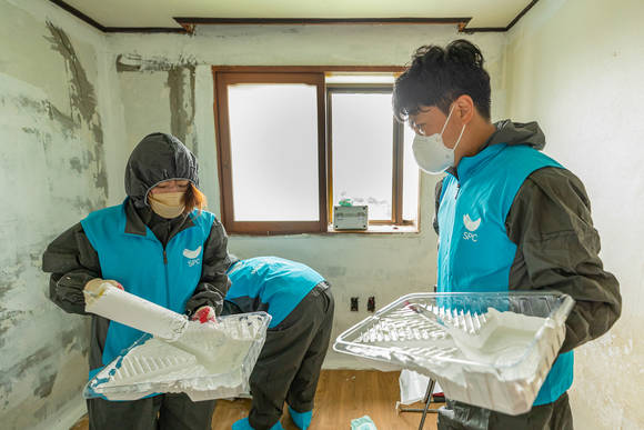 ▲SPC그룹 임직원이 한국해비타트와 함께 서울 종로구 창신동 일대에서 주거환경개선 봉사활동을 하고 있다. / 사진=SPC그룹