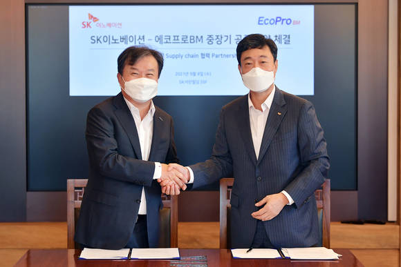 ▲지동섭 SK이노베이션 배터리사업 대표(오른쪽)와 이동채 에코프로 회장이 고성능 하이-니켈 구매 계약 및 협약식에서 기념사진을 촬영하고 있다. / 사진=SK이노베이션