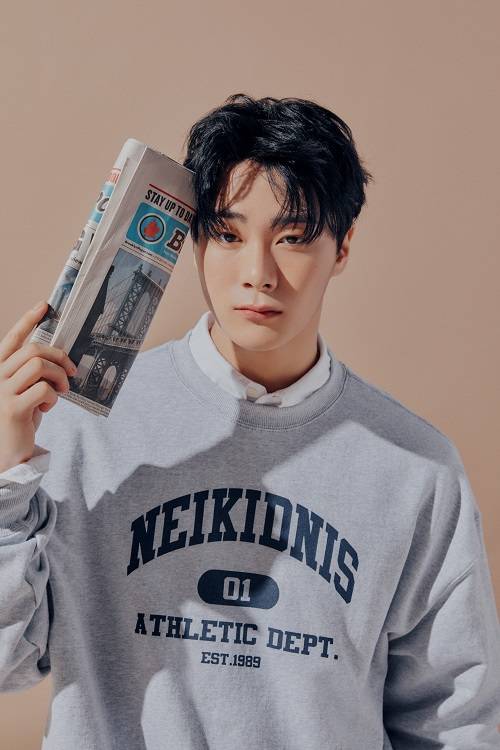 ▲유니섹스 캐주얼 브랜드 네이키드니스(NEIKIDNIS)가 아스트로 문빈을 뮤즈로 발탁한 이후 첫 화보를 공개했다. / 사진=네이키드니스