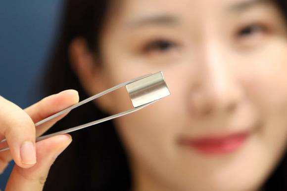▲LG이노텍은 성림첨단산업과 공동으로 세계에서 가장 강한 자력을 가진 친환경 마그넷 개발에 성공했다고 밝혔다. LG이노텍 직원이 ‘친환경 마그넷’을 선보이고 있다. / 사진=LG이노텍