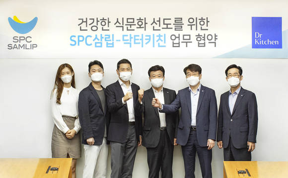 ▲SPC삼립 박해만 부사장(왼쪽 네 번째), 김범수 전무(다섯 번째), 닥터키친 박재연 대표(세 번째) 등 관계자들이 SPC그룹 사옥에서 업무협약을 체결한 뒤 기념촬영을 하고 있다. / 사진=SPC그룹