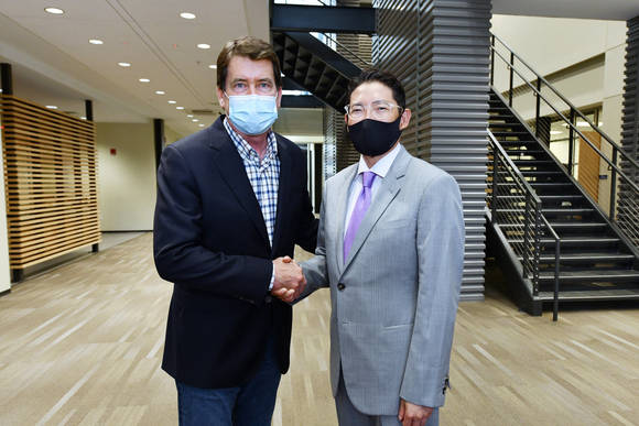 ▲조현준 효성 회장(오른쪽)이 효성중공업 테네시주 멤피스 공장에서 빌 하거티 미 상원의원과 만나 상호 협력 방안을 논의했다. / 사진=효성
