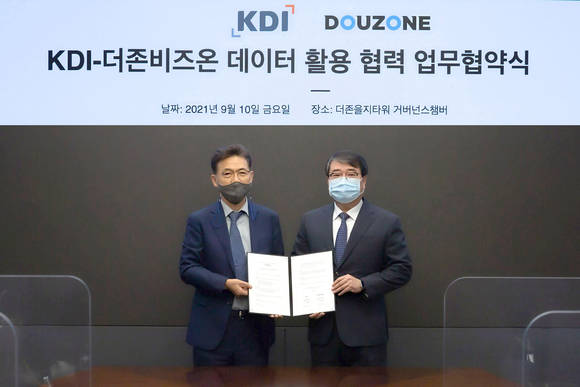 ▲김용우 더존비즈온 대표(오른쪽)와 홍장표 한국개발연구원 원장이 지난 10일 서울 중구 더존을지타워에서 ‘데이터 활용 협력’에 관한 업무협약을 체결한 뒤 기념촬영을 하고 있다. / 사진=더존비즈온