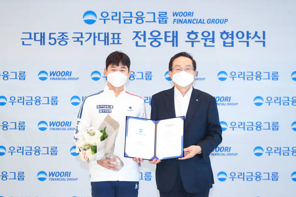 ▲손태승 우리금융그룹 회장(오른쪽)이 전웅태 선수와 기념촬영을 하고 있다. / 사진=우리금융그룹