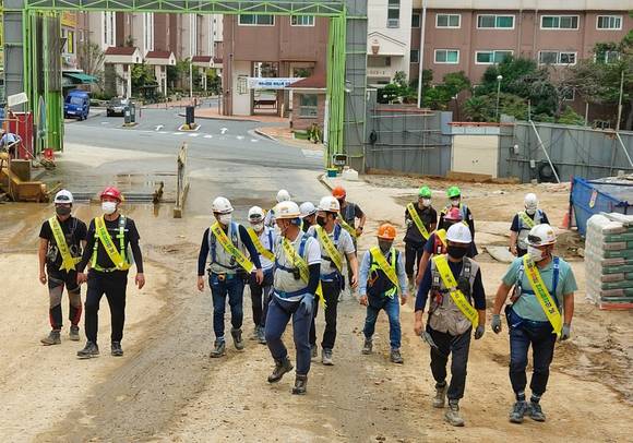 ▲부영그룹이 전라남도 여수시 여수웅천택지지구 5-1, 5-2블록에 짓고 있는 신축 아파트 공사현장에서 추석 연휴를 앞두고 자체점검을 실시했다. / 사진=부영그룹