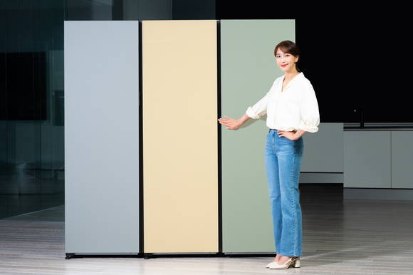 ▲삼성전자 모델이 수원 영통구에 위치한 삼성전자 수원사업장에서 자동 문열림 기능을 새롭게 적용하고 수납공간을 늘린 비스포크 냉장고 1도어 신제품을 소개하고 있다. / 사진=삼성전자