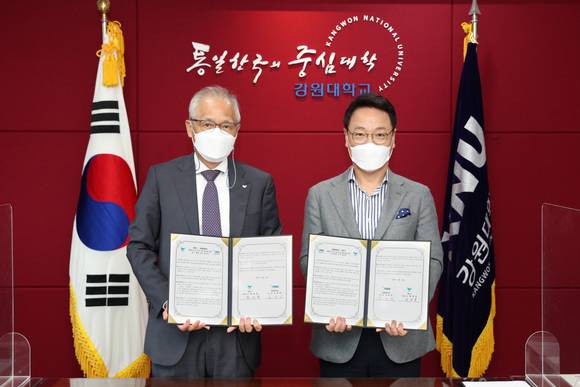 ▲서진호 SPC 식품생명공학연구소장(왼쪽)과 김헌영 강원대 총장이 업무협약 체결 후 기념촬영을 하고 있다. / 사진=SPC그룹