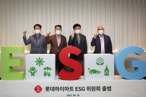 ▲황영근 롯데하이마트 대표(왼쪽 두 번째)가 위원장으로 선임된 사외이사 정도진 중앙대 경영학부 교수(세 번째), 사외이사 이희옥 성균관대 교수(네 번째), 사내이사 맹중오 롯데하이마트 상품본부장(첫 번째)과 기념촬영을 하고 있다. / 사진=롯데하이마트