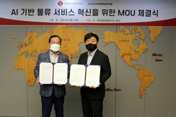 ▲백상엽 카카오엔터프라이즈 대표(오른쪽)와 박찬복 롯데글로벌로지스 대표가 AI 기반 물류 생태계 구축을 위한 업무협약을 체결한 뒤 기념촬영을 하고 있다. / 사진=카카오엔터프라이즈