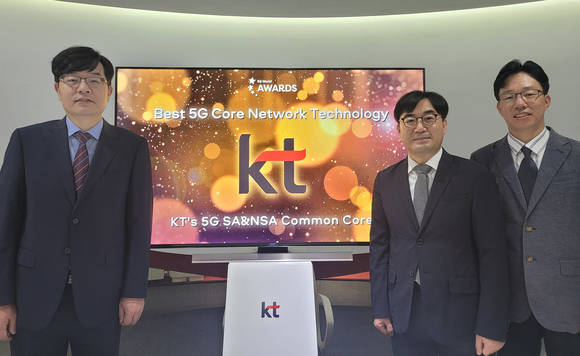 ▲서영수 KT 네트워크연구기술본부장(왼쪽 첫 번째)과 김경엽 KT 액세스망기술1팀장(두 번째), 오홍석 KT 제어망기술팀장이 5G 월드어워드 2021 ‘최고 5G 코어망 기술상’을 수상한 후 기념촬영을 하고 있다. / 사진=KT