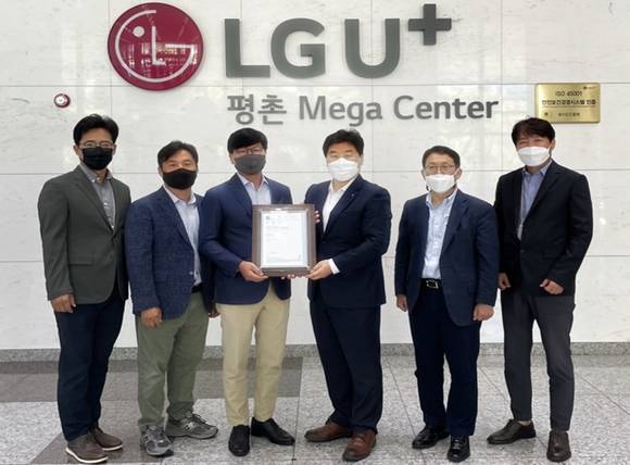 ▲(왼쪽부터) 양무열 LG유플러스 NW인사지원담당, 김건우 LG유플러스 부동산안전관리담당 상무, 노성주 LG유플러스 NW플랫폼그룹장 상무, 이일형 로이드인증원 대표, 구성철 LG유플러스 유선사업담당, 이우정 LG유플러스 IDC담당이 평촌메가센터에서 열린 ISO 안전보건경영시스템 인증서 수여식에서 기념촬영을 하고 있다. / 사진=LG유플러스