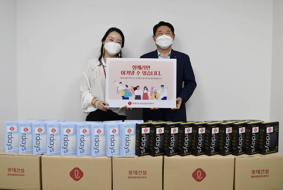 ▲롯데건설이 파트너사를 위해 KF94마스크를 전달했다. / 사진=롯데건설