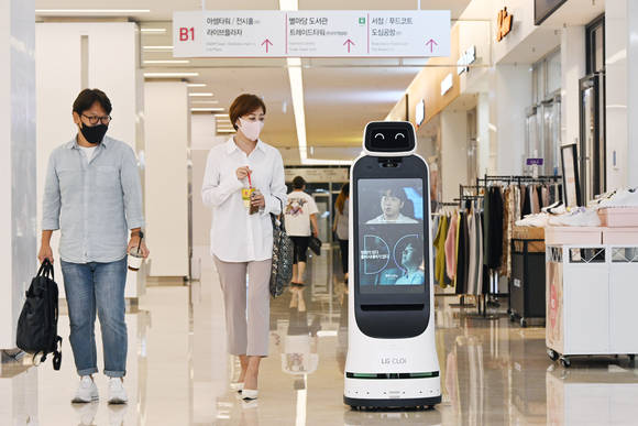 ▲코엑스몰을 방문한 고객들이 ‘LG 클로이 가이드봇’을 체험하고 있다. / 사진=LG전자
