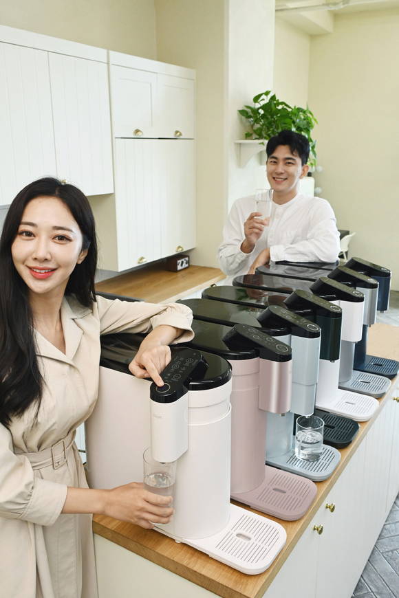 ▲LG전자가 30일 국내 최초 고온살균 기능으로 위생을 강화한 퓨리케어 상하좌우 정수기 신제품을 출시한다. 이 제품은 (왼쪽부터) 카밍 베이지, 카밍 페일로즈, 카밍 코튼스카이, 카밍 그린 등 조화로운 오브제컬렉션 컬러 4종과 화이트, 실버, 네이비 3종을 포함한 총 7가지 색상으로 고객 선택의 폭을 넓혔다. / 사진=LG전자