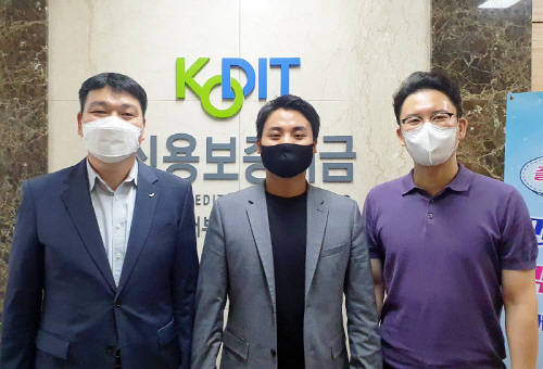 ▲서정현 맥클로린 대표(가운데)와 신용보증기금 서울서부스타트업지점 관계자가 기념촬영을 하고 있다. / 사진=맥클로린