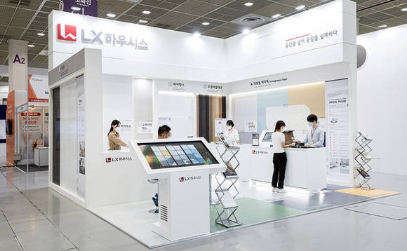 ▲'2021 K-호스피털페어'에 참가한 LX하우시스 전시부스 / 사진=LX하우시스