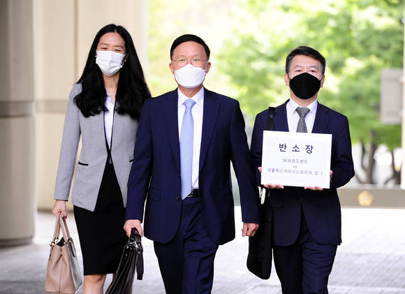 ▲SK브로드밴드는 민법의 부당이득반환 법리에 의거 넷플릭스에 망 이용대가 청구를 위한 반소를 제기했다고 30일 밝혔다. 30일 오전 서울 서초구 서울고등법원에서 강신섭 법무법인 세종 대표변호사(가운데) 등 소송인단이 반소장을 제출하고 있다. / 사진=SK브로드밴드
