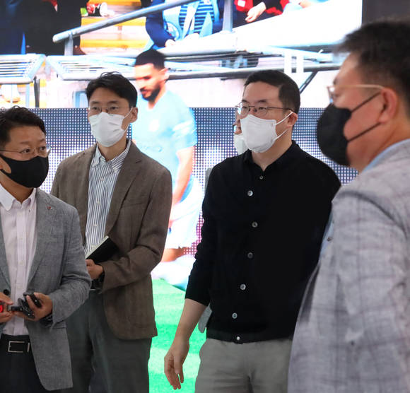 ▲구광모 LG 대표(왼쪽 세 번째)가 지난달 경기도 평택시 LG디지털파크 내 LG전자 HE연구소를 방문해 OLED 대세화 추진 현황을 살피고 있다. / 사진=LG