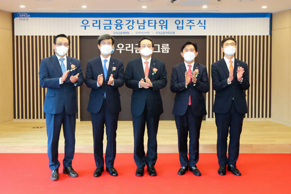 ▲(왼쪽부터) 이창하·이창재 우리자산신탁 공동대표, 손태승 우리금융그룹 회장, 박경훈 우리금융캐피탈 대표, 신명혁 우리금융저축은행 대표가 우리금융강남타워 입주식에서 기념촬영을 하고 있다. / 사진=우리금융그룹