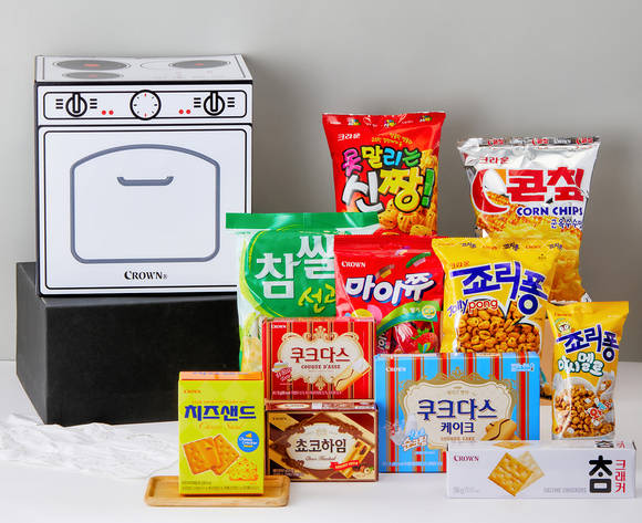 ▲크라운제과가 온라인 쇼핑몰 전용 과자 선물세트 `백색 오븐`을 출시했다. / 사진=크라운제과