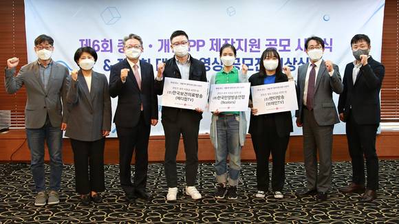 ▲롯데홈쇼핑이 주최한 '중소PP 제작 지원 공모전' 시상식에서 수상자와 관계자들이 기념촬영을 하고 있다. / 사진=롯데홈쇼핑
