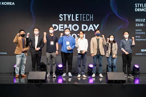 ▲7일 서울 양재 aT센터에서 열린 ’스타일테크 데모데이 2021‘에서 스타일테크 3기 피칭기업 관계자들이 기념촬영을 하고 있다. / 사진=산업통상자원부, 한국디자인진흥원