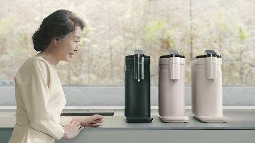▲윤여정 배우와 함께 한 LG 퓨리케어 상하좌우 정수기 광고의 한 장면 / 사진=LG전자
