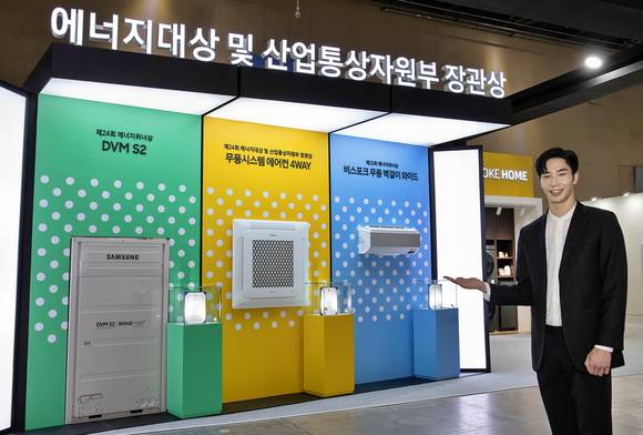 ▲삼성전자 모델이 ‘2021 대한민국 에너지대전’ 전시장에 마련된 삼성전자 부스에 비스포크 홈 가전과 친환경 기술·에너지 절감 솔루션을 소개하고 있다. / 사진=삼성전자