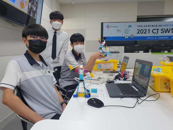 ▲제주 김녕중학교 학생들이 인공지능 SW창의캠프 수업을 받고 있다. / 사진=CJ올리브네트웍스